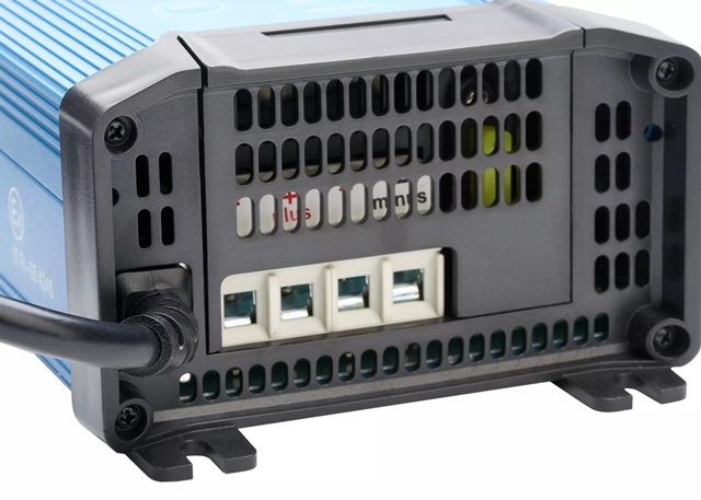 VICTRON Blue Smart IP22 12/15-3