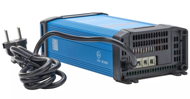 VICTRON Blue Smart IP22 12/30-3